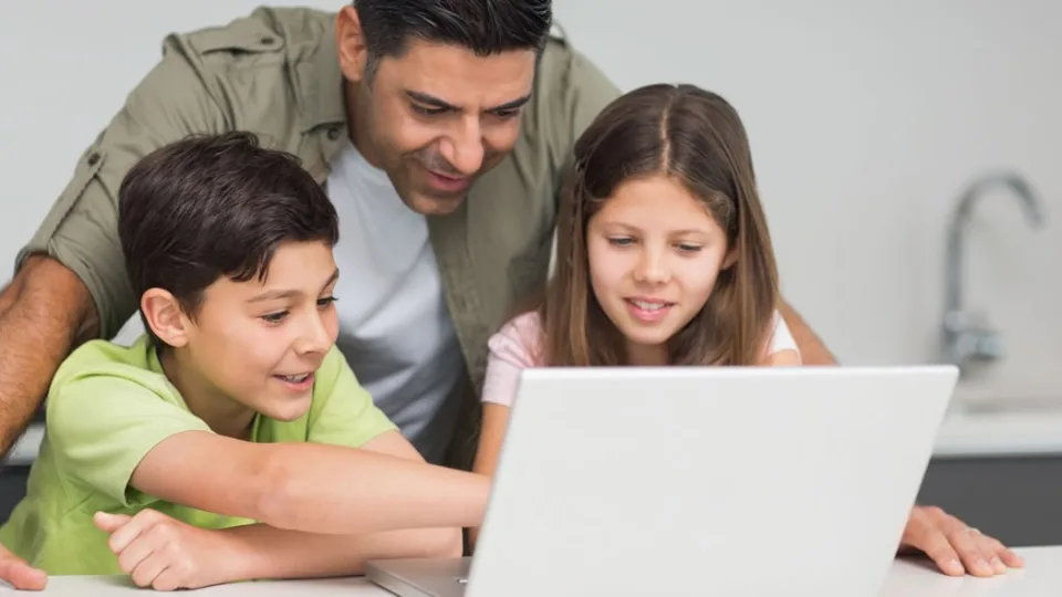 Vaikai ir paaugliai auga aplinkoje, kur didelė dalis bendravimo vyksta internete: psichologas pataria kada drausti, o kada mokyti