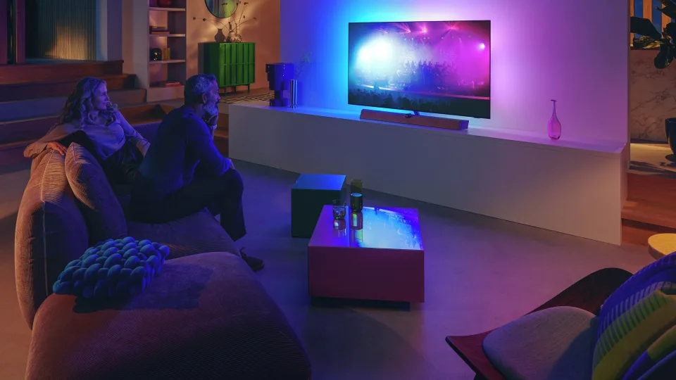 Naujo dizaino „Philips“ televizoriai sukuria spalvingą namų kino patirtį