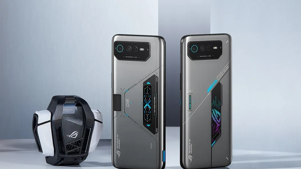 Pasirodė dar nepristatytų „Asus“ flagmanų nuotraukos: atskleidžiamos pagrindinės dizaino savybės bei baterijų talpa