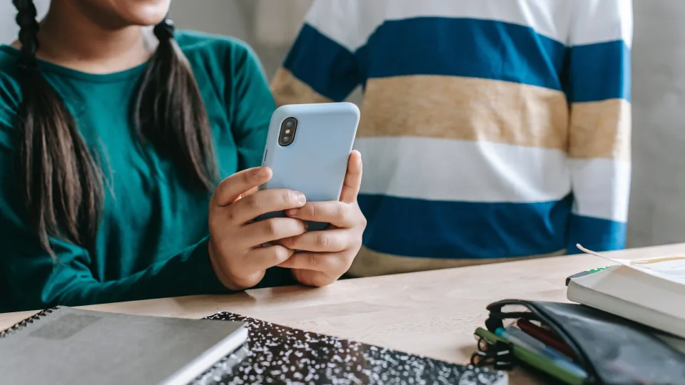 Pasirūpinkite savo atžalomis: kaip išrinkti tinkamiausią išmanųjį telefoną iki 200 eurų?
