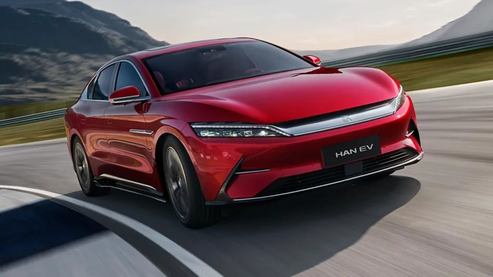 Europos automobilių pramonės sektoriuje tvyroja įtampa: kaip tai galėtų paveikti Lietuvos automobilių rinką ir ar lietuviai važinės kiniškais elektromobiliais?