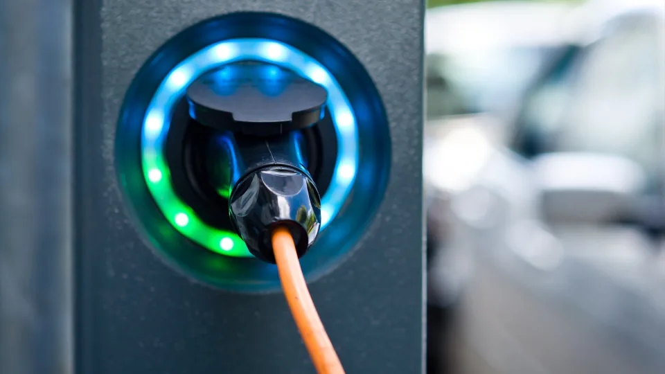 Daugiau kilometrų viena elektromobilio įkrova – misija įmanoma: mieste įveikia ir 700 km