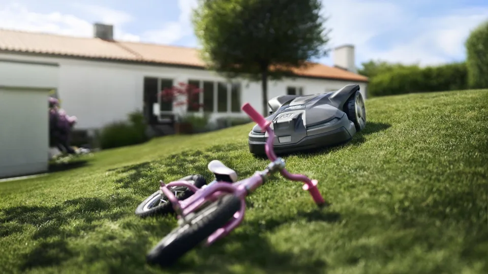 Vejos pjovimas taps dar paprastesnis: pristatytas belaidis vejos robotas