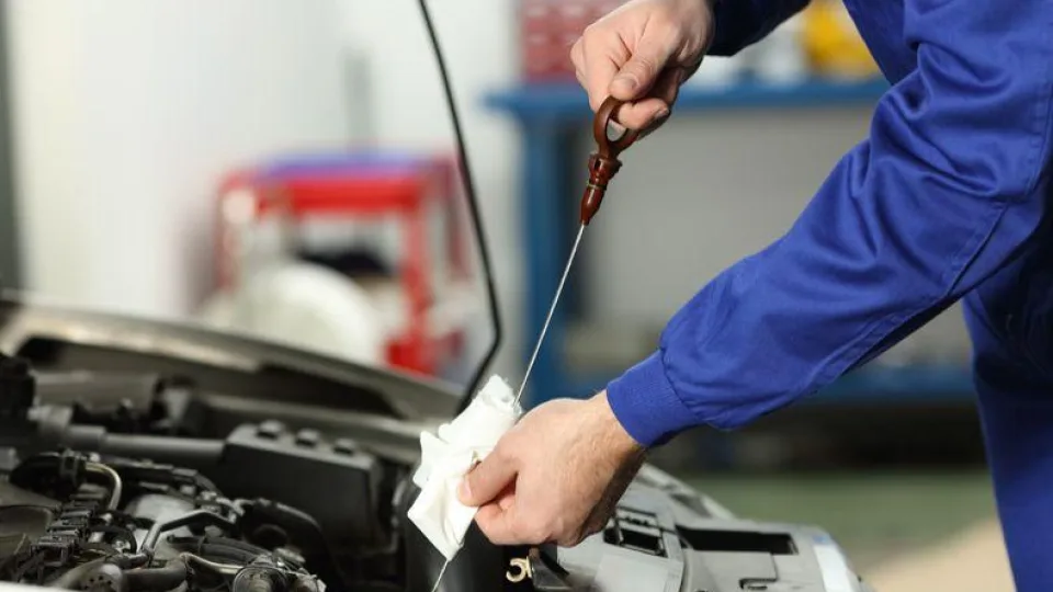 Apsaugokite savo automobilį nuo brangaus remonto: kodėl alyvos keitimas nėra tik formalumas?