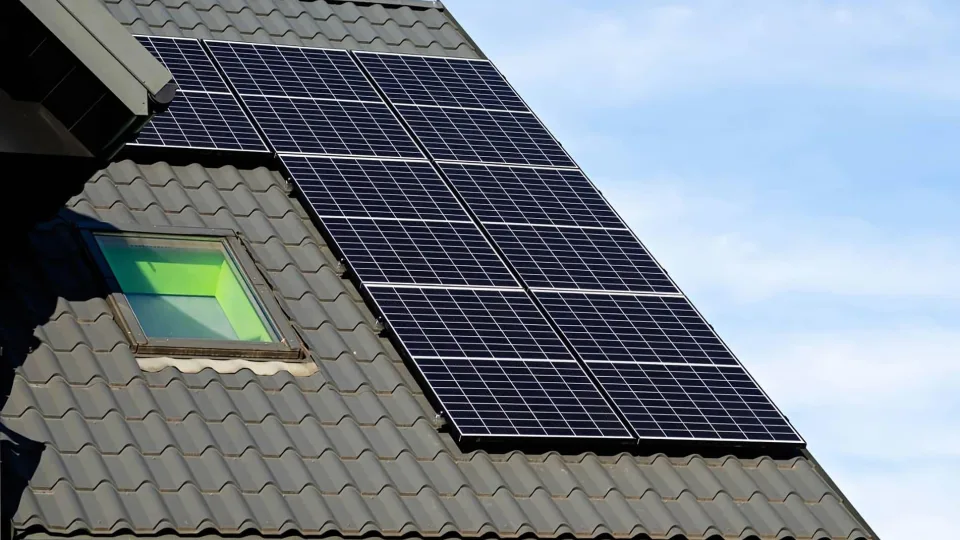 Norintiems sumažinti gaunamas elektros sąskaitas: ką reikėtų žinoti kiekvienam lietuviui prieš įsigyjant nutolusią saulės elektrinę