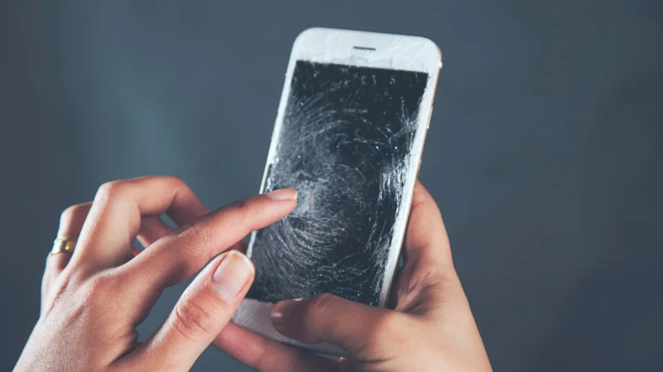 Sudužo jūsų telefono ekranas? Sužinokite, kaip pasikeisti telefono ekraną pačiam – tai gerokai paprasčiau nei galvojate