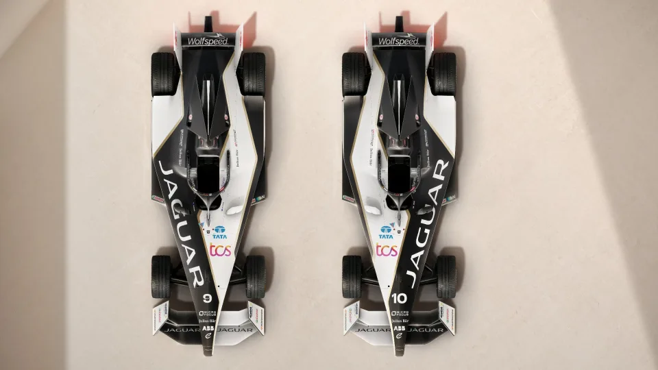 Tokio lenktyninio automobilio dar nėra buvę: „Jaguar“ pristatė atnaujintą „Formulei E“ skirtą bolidą su išskirtinėmis savybėmis