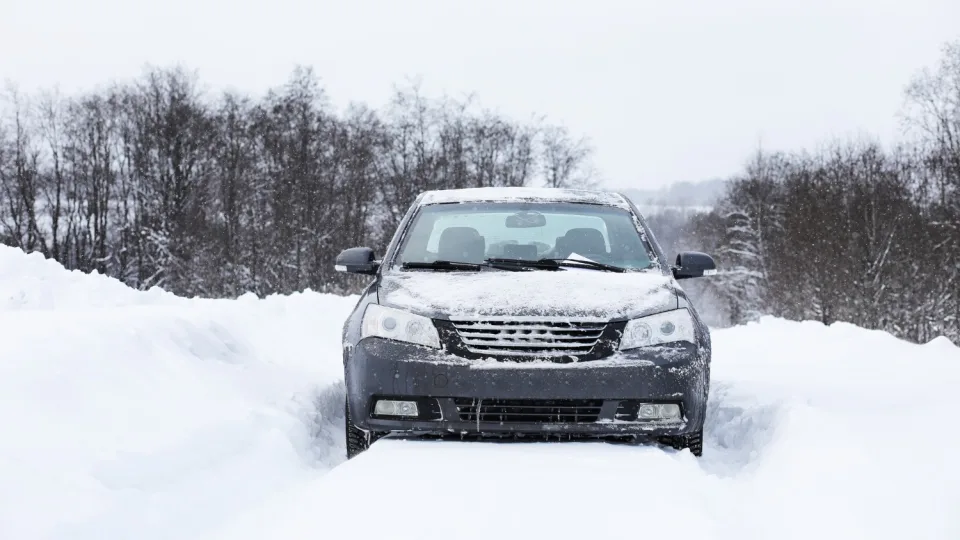 Žiemos metu – didžiuliai iššūkiai vairuotojams: ekspertai dalinasi patarimais, kurie padės išvengti net ir smulkiausių netikėtumų kelyje