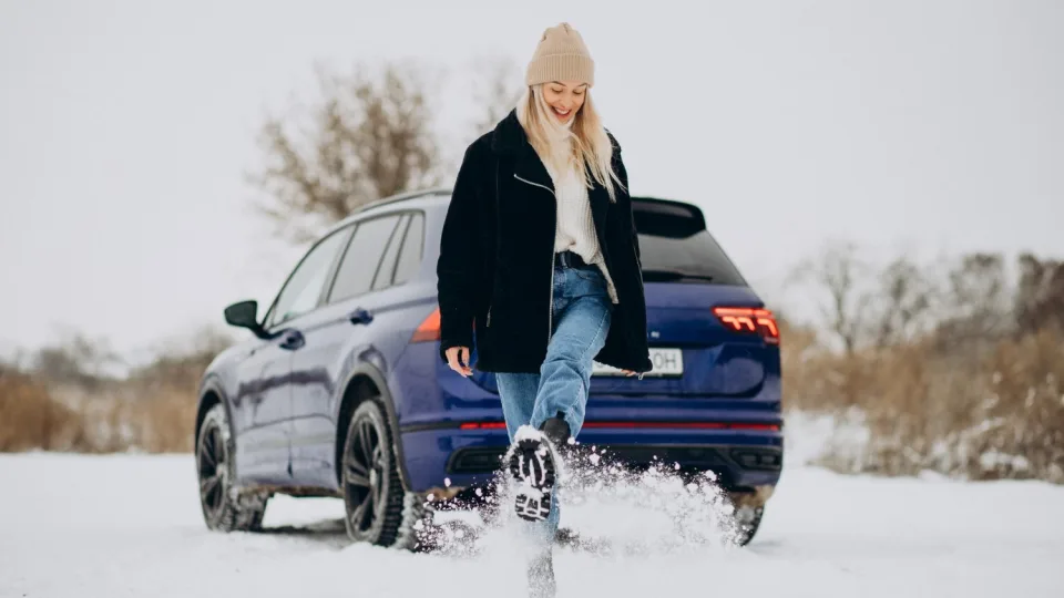 Plikledis kelyje sukuria pavojingas situacijas, kurios dažnai baigiasi automobilio slydimu: ekspertai pasakė, kas gali apsaugoti vairuotojus ir pėsčiuosius