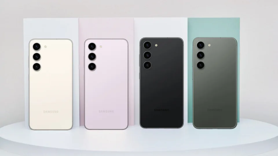 Atskleistos visos „Samsung“ paslaptys: paaiškėjo „Galaxy S23“ ir „Galaxy S23+“ flagmanų specifikacijos
