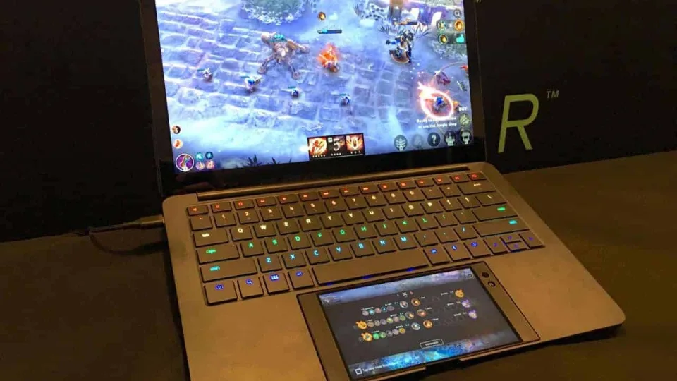 „Razer“ pristatė kompiuterio, veikiančio su išmaniuoju telefonu, prototipą (VIDEO)