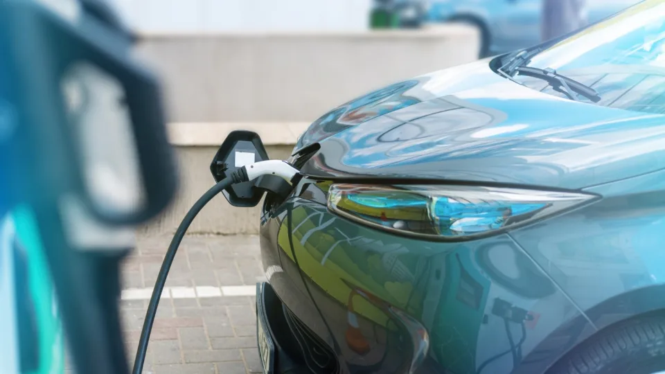 Kada matysime elektromobilių revoliuciją: stabdžius spaudžia ir nepajėgūs elektros tinklai