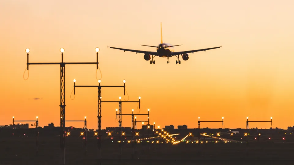 Staigi turbulencija lėktuve baigėsi ligoninėje: lėktuvą supurtė galingas smūgis, keleiviai patyrė sužalojimų