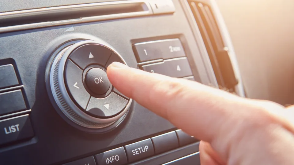 Į automobilius gali sugrįžti jau pamiršti mygtukai: jau kitąmet įsigalios svarbūs pakeitimai, nebeliks ekranų?