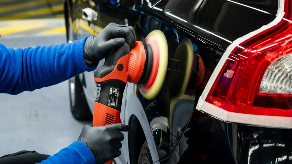 Automobilio kėbulo poliravimas ir apsauginės dangos: akių dūmimas ar būtinybė?