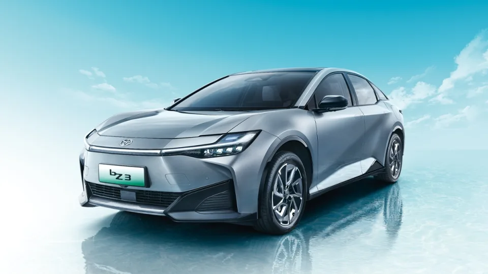 „Toyota“ ir Kinijos milžinė pradeda naujo elektromobilio prekybą: pirmasis modelis parduodamas už itin žemą kainą, ruošiama ir daugiau naujienų