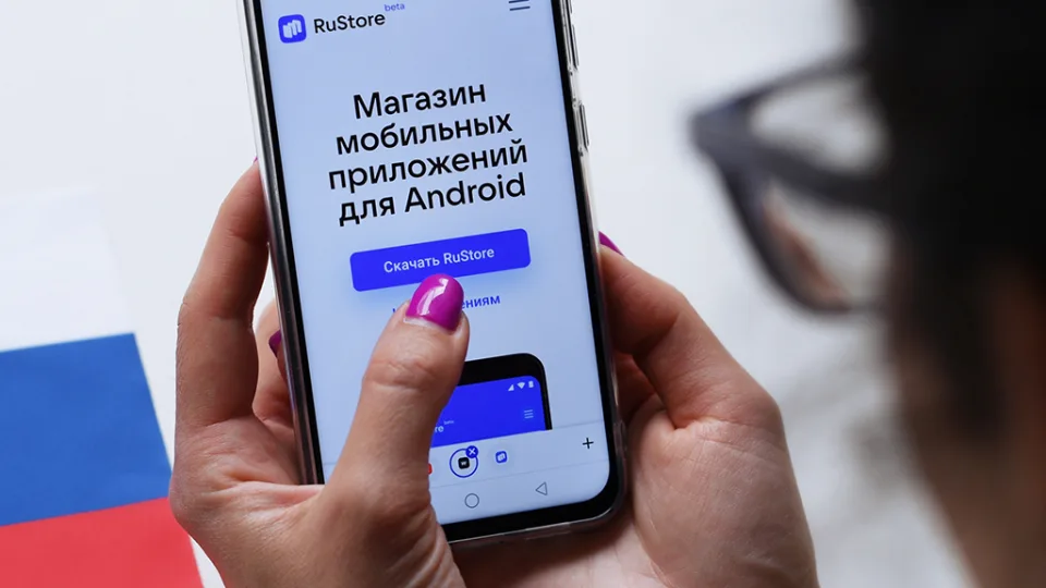 Rusijoje bandoma sugrįžti iš akmens amžiaus: Kremlius telefonus siekia ir vėl paversti išmaniais, tačiau įgyvendinti beprotišką sumanymą nebus lengva