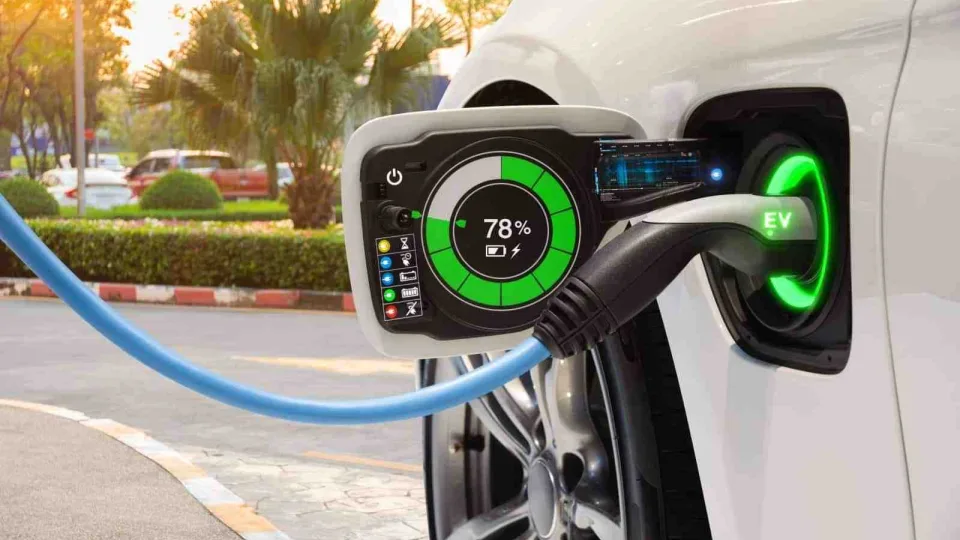 Lietuvoje auga elektromobilių populiarumas: kompensacijos, nemokamas parkavimas ir galimybė laimėti „Porsche“
