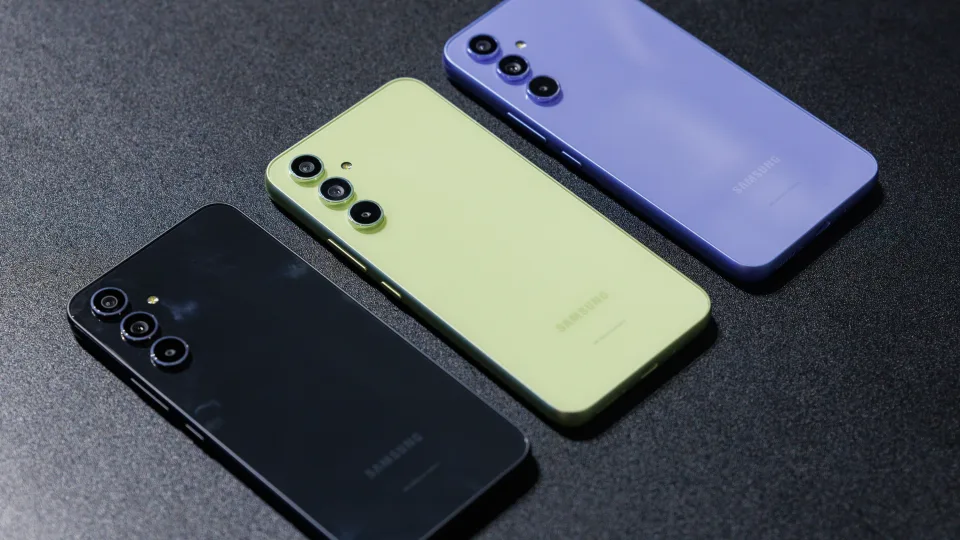 Pagaliau pristatyti naujieji „Galaxy A“ serijos įrenginiai: „Samsung“ oficialiai pademonstravo naujus telefonus, aiškios ne tik savybės, bet ir kaina