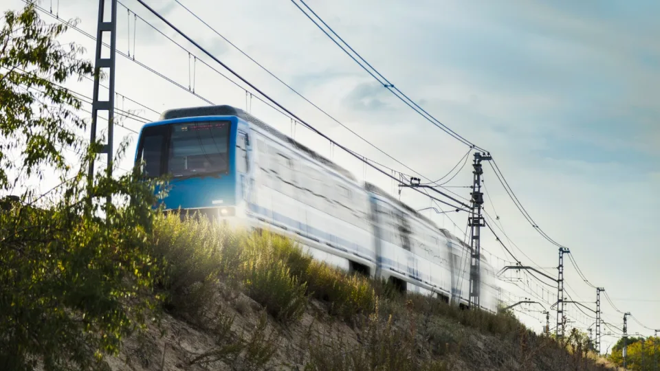 Sprogimas Lenkijos geležinkelyje sukėlė įtampą: premjeras patvirtino tyčinio veikimo versiją