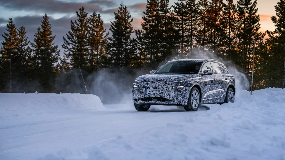 „Audi“ ištraukia kozirius – tolimojoje šiaurėje išbando į serijinę gamybą orientuotą „Q6 e-tron“ prototipą