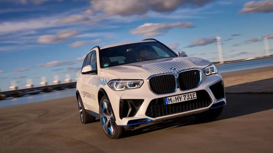 BMW išleis ketverius metus kurtą šedevrą: pasiūlys labai ribotą kiekį vandeniliu varomų visureigių