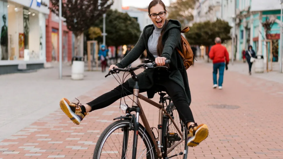 Vairuojantiems lietuviams tai kelia didžiulį galvos skausmą: atšilus orams į kelius sugrįžta papildomo atidumo reikalaujantis transportas