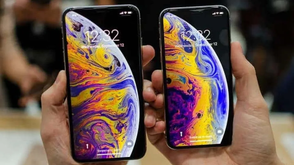 Tele2“ pradėjo „iPhone Xs“ ir „iPhone Xs Max“ prekybą: pirmąjį telefoną klientui vidurnaktį pristatė Arnoldas Lukošius