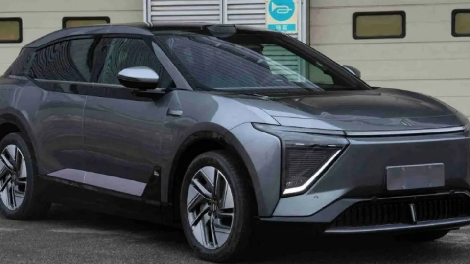Didieji automobilių gamintojai turėtų ne juokais sunerimti: į Europą netrukus žengs didelių ambicijų turinti Kinijos bendrovė