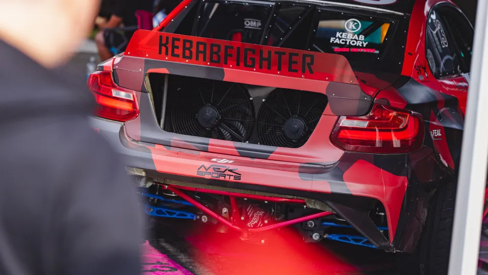 Kodėl „drifto“ bolidai aušinimo radiatorius montuoja automobilio gale?