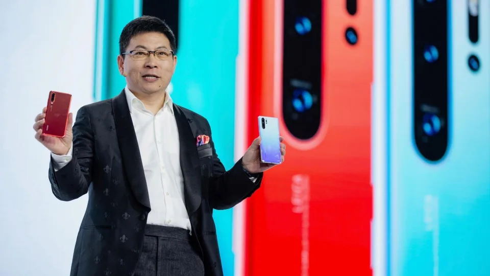 „Huawei“ vadovas traukiasi iš savo pareigų: norima išplėsti jo įtaką bendrovėje, užims iki šiol kompanijoje neegzistavusią poziciją