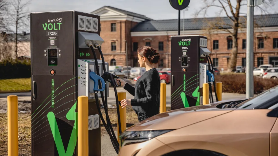 „Enefit“ sudarė ilgalaikę partnerystę: skelbiama apie bendradarbiavimo sutartį su „Nissan“, elektromobilių turėtojams tai patiks