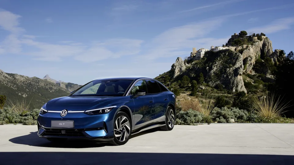 Vokietijos automobilių milžinei nesiseka parduoti elektromobilių: naujasis VW sedanas nesulaukia pirkėjų dėmesio, fiksuojami katastrofiški rezultatai