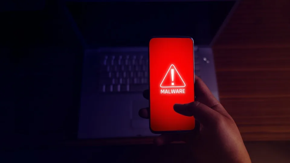 „Android“ telefonų savininkai atsidūrė milžiniškam pavojuje: paaiškėjo, jog milijonai įrenginių yra apkrėsti virusais, pateikiamos rekomendacijos ką daryti