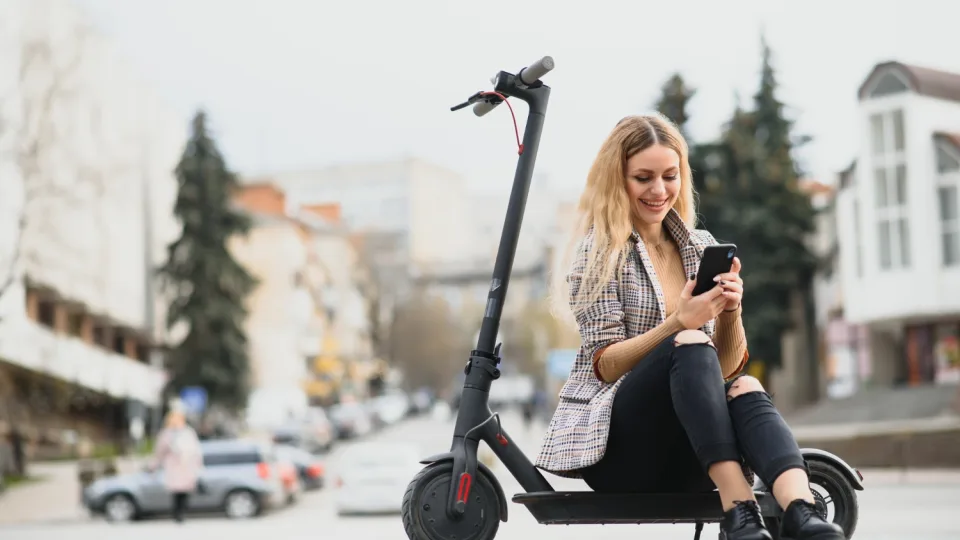 Rudenį elektriniai paspirtukai virsta spąstais: šimtai traumų, slydimai ant lapų ir tūkstantinės žalos