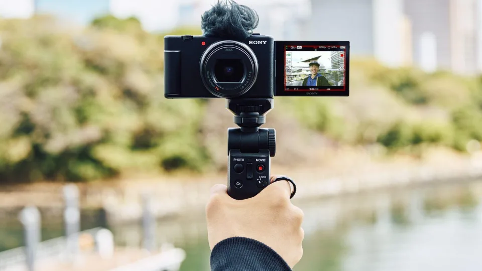„Sony“ pristatė naująją vlog kamerą „ZV-1 II“: nustebins ne tik itin patrauklia kaina, bet ir itin plataus kampo priartinančiu objektyvu