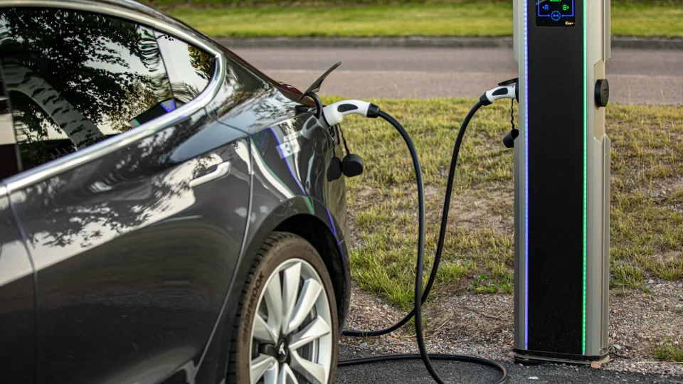 Lietuviai vis dažniau renkasi elektrinį automobilį: pateikiama naujausia statistika, fiksuojamas išaugęs elektromobilių populiarumas