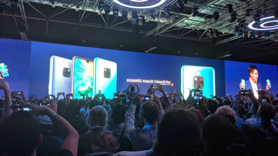 „Huawei“ vėl drebina rinką – dar neregėtos dirbtinio intelekto ir kameros galimybės bei lygių neturinti baterija