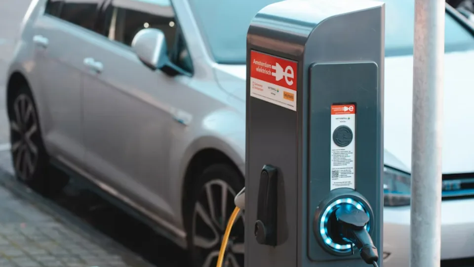 Valstybės dotacijos skatina elektromobilumą ir jo infrastruktūros kūrimą: vidutinės ar didelės įmonės jau gali gauti finansavimą ir įsirengti elektromobilių privačias įkrovimo prieigas