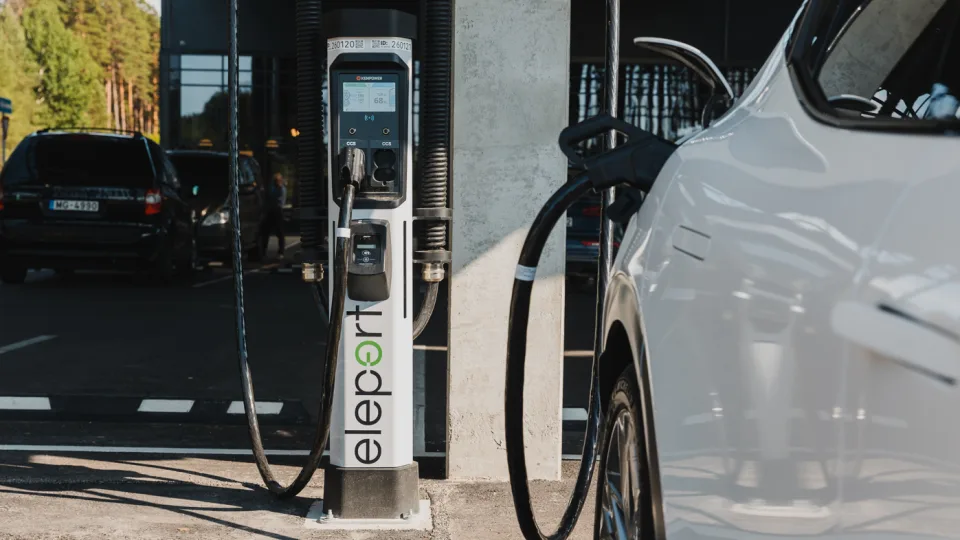 Elektros įkrovos stotelės netrukus stovės be darbo: įkrovos stotelės šalyje statomos milžiniškais tempais, tačiau elektromobilių pardavimai šlubuoja