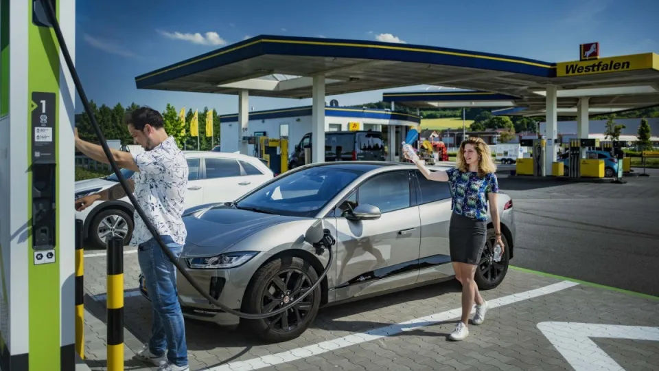 Atėjo laikas atsisveikinti su dyzeliniais ir benzininiais automobiliais: priimtas naujas teisės aktas, kuris netruks visiškai pakeis situaciją automobilių rinkoje