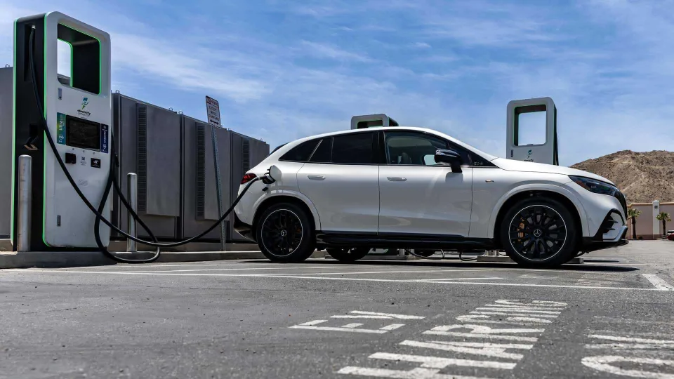 Europos Sąjunga iškėlė pernelyg ambicingus tikslus: siekiai uždrausti benzininius ir dyzelinius automobilius gali nueiti perniek, ekspertas įžvelgia nemažai problemų