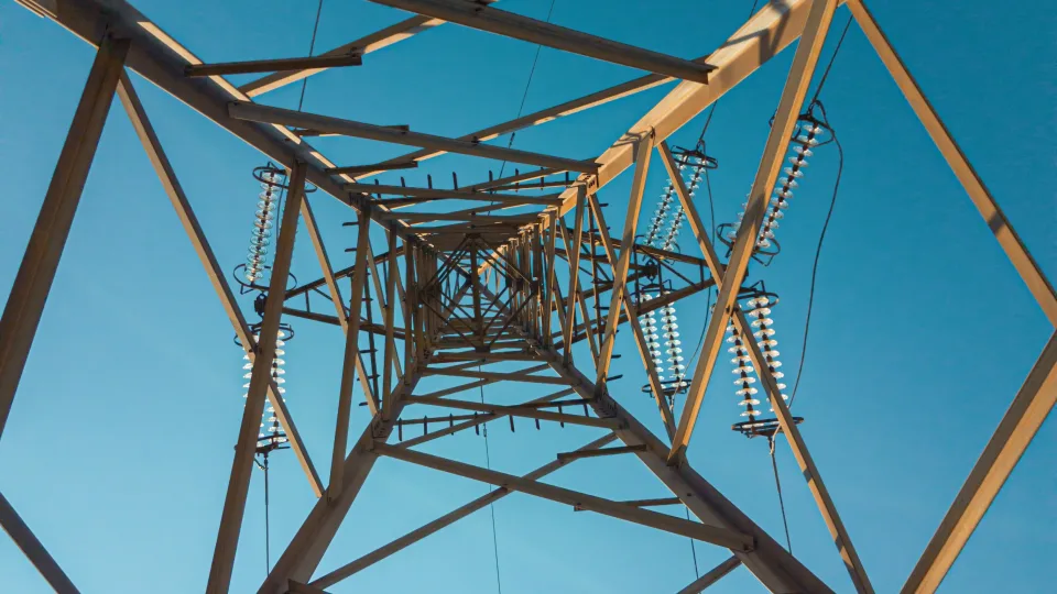 Lietuvoje ir toliau didėja elektros kaina: du elektros tiekėjai kėlė savo kainas, tačiau vienas – ne, sužinokite kuris