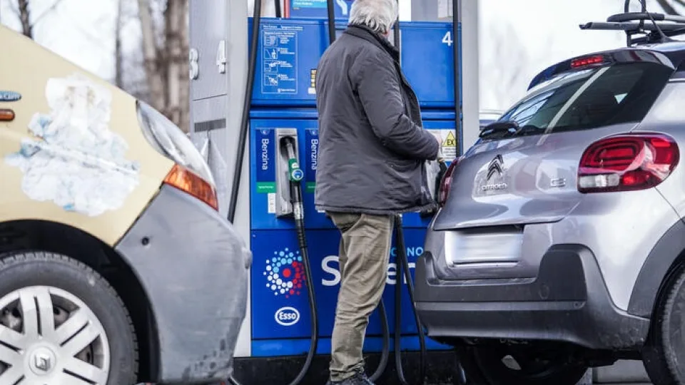 Dyzelinas tapo galingu politiniu ginklu: kaltina valdžią laužant pažadus ir prašo stabdyti kainų kilimą