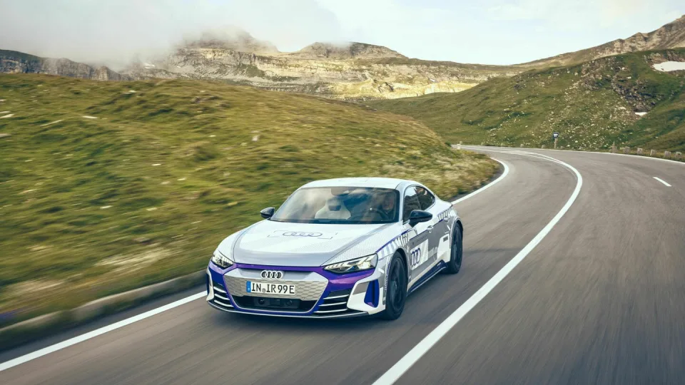 „Audi“ pristato Alpių dvasia alsuojantį specialaus leidimo „RS e-tron GT“ modelį