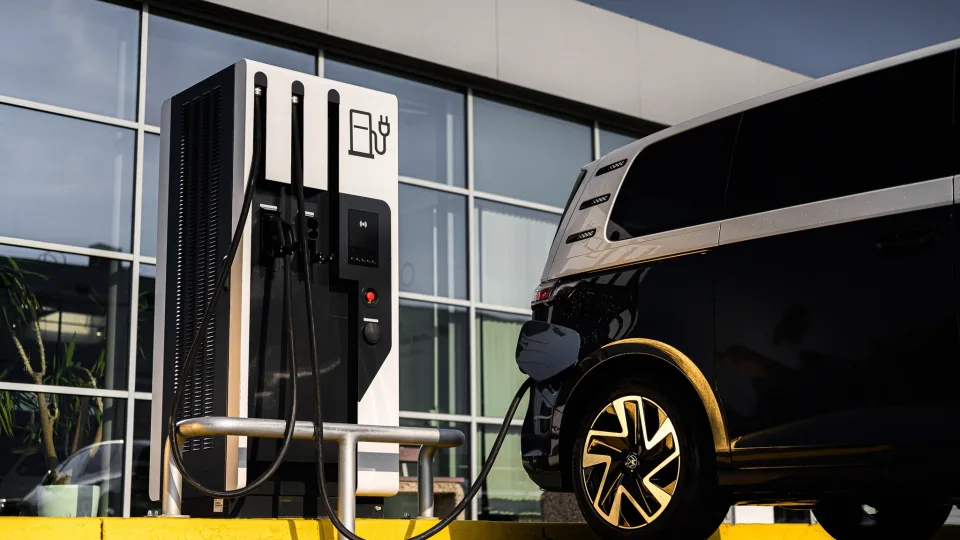 „Elektrum Lietuva“ skelbia apie investicijas į elektromobilių įkrovimo tinklą: šiemet ketina investuoti dar 9 mln. eurų, papasakojo, kas bus daroma