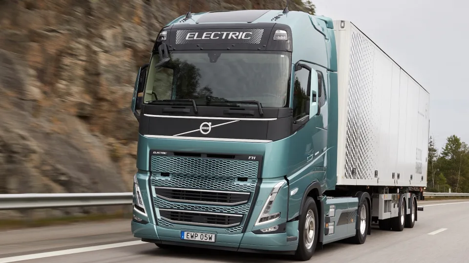 „Volvo“ pradeda serijinę elektrinių sunkvežimių gamybą Gente