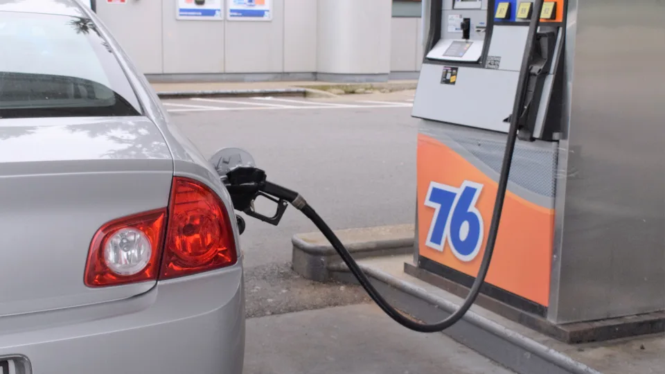 Automobilių vairuotojai priversti griebtis už galvų: tokių kainų Lietuvoje šiemet dar nėra buvę ir tai dar ne pabaiga