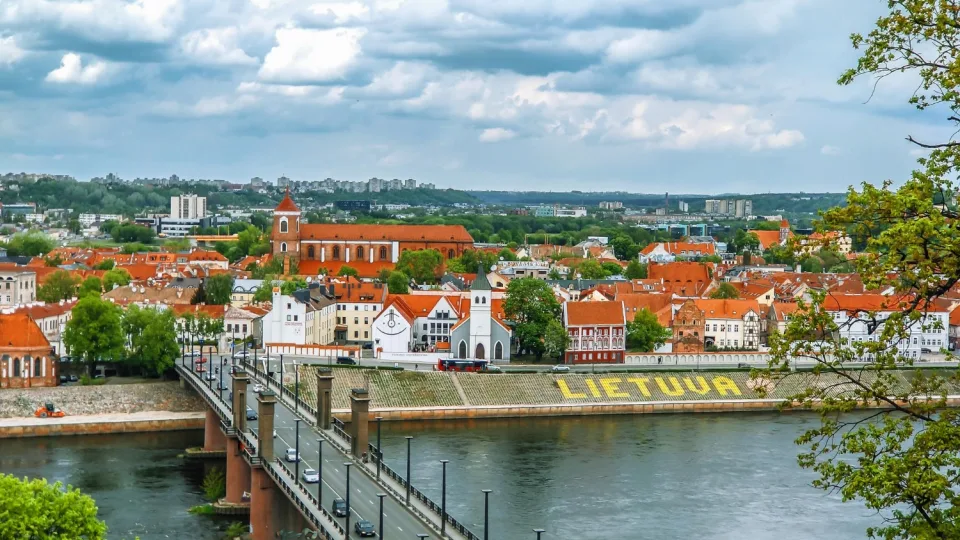 Kaunas žaibiškais tempais vejasi Rygą: atlyginimai jau lenkia, o po kelių metų miestas gali tapti lyderiu