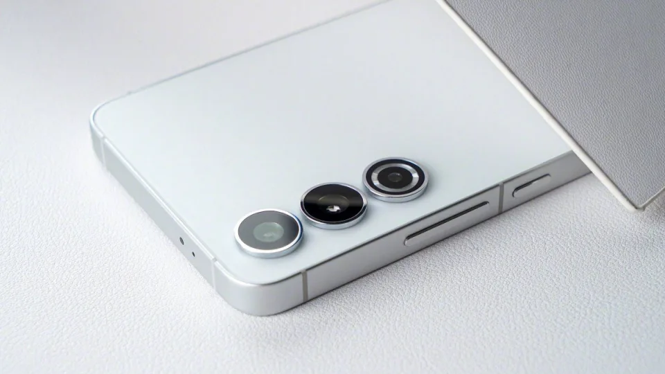 „Samsung Galaxy S25 Slim“ išmaniojo telefono debiuto gali tekti palaukti kiek ilgiau: aiškėja, kada gali būti pristatytas ploniausias „Samsung“ flagmanas